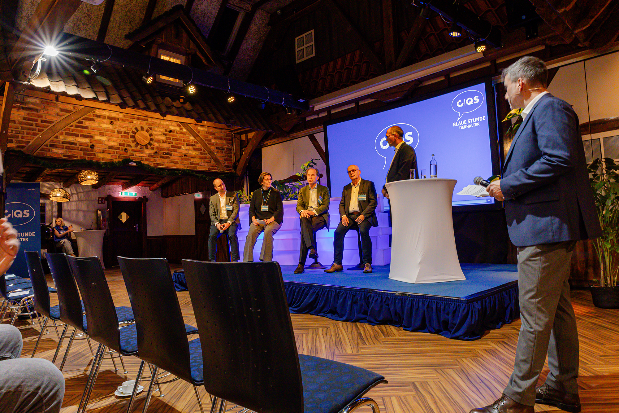 QS Qualität und Sicherheit | Blaue Stunde in Kooperation mit dem Landwirtschaftsverlag im Gespräch mit Tierhaltern im Dorf Münsterland. November 2025