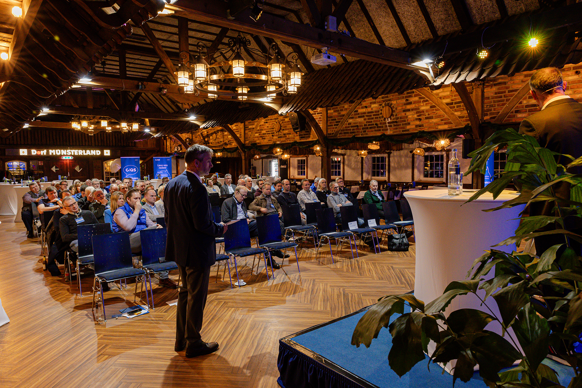 QS Qualität und Sicherheit | Blaue Stunde in Kooperation mit dem Landwirtschaftsverlag im Gespräch mit Tierhaltern im Dorf Münsterland. November 2025